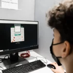 Photo d'une personne utilisant un ordinateur